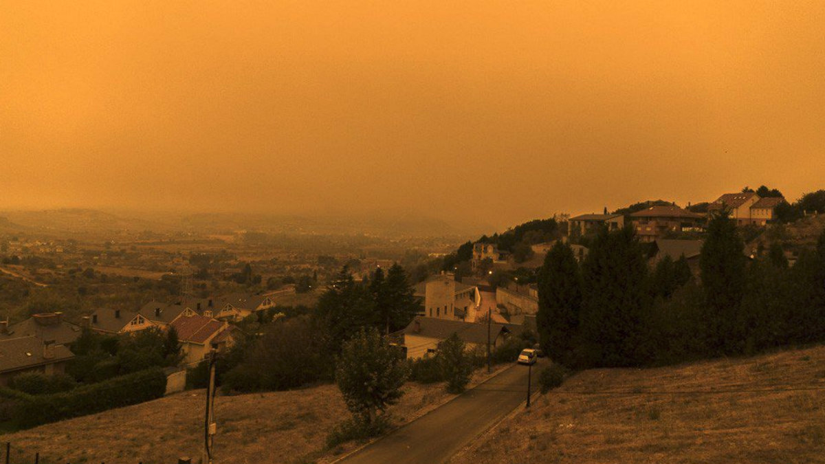 Así amaneció Ponferrada el lunes asolada por los incendios.