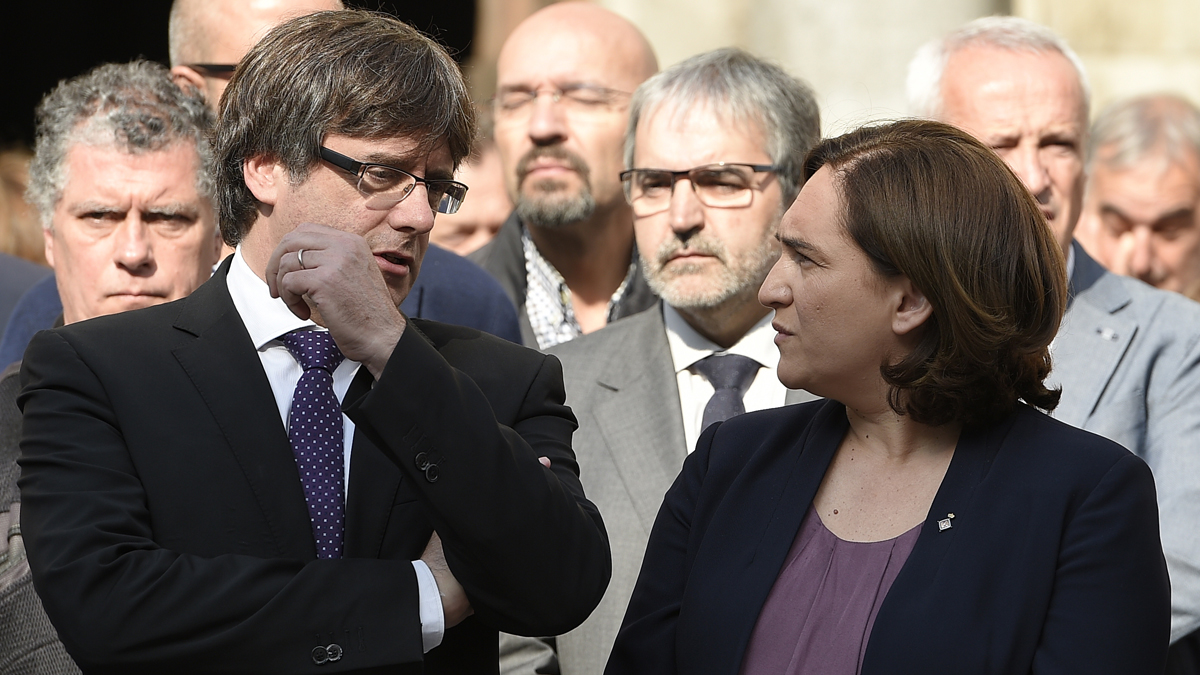 Carles Puigdemont y Ada Colau. (Foto: EFE)