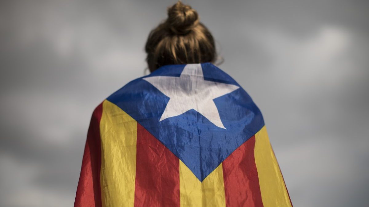 Una chica con la bandera independentista de Cataluña (Foto. Getty)