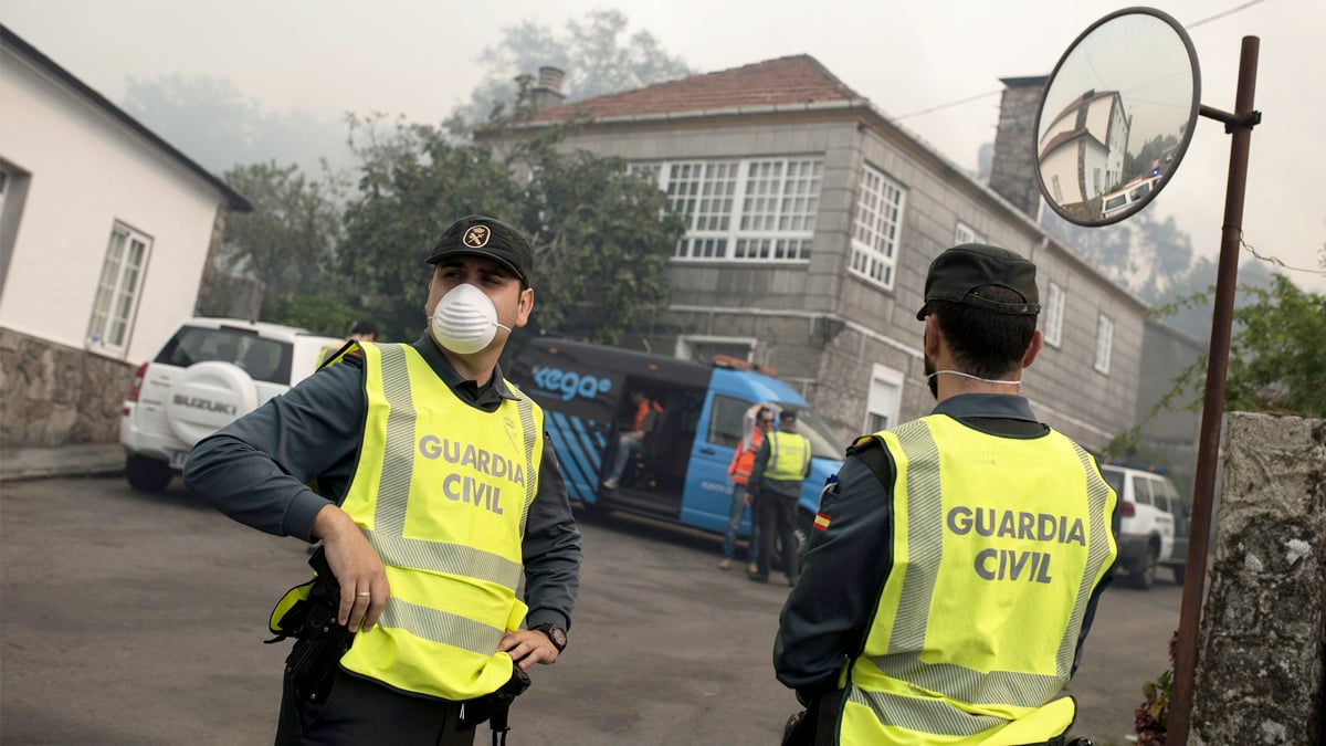 Agentes de la Guardia Civil en los incendios en Galicia. (Foto: EFE)