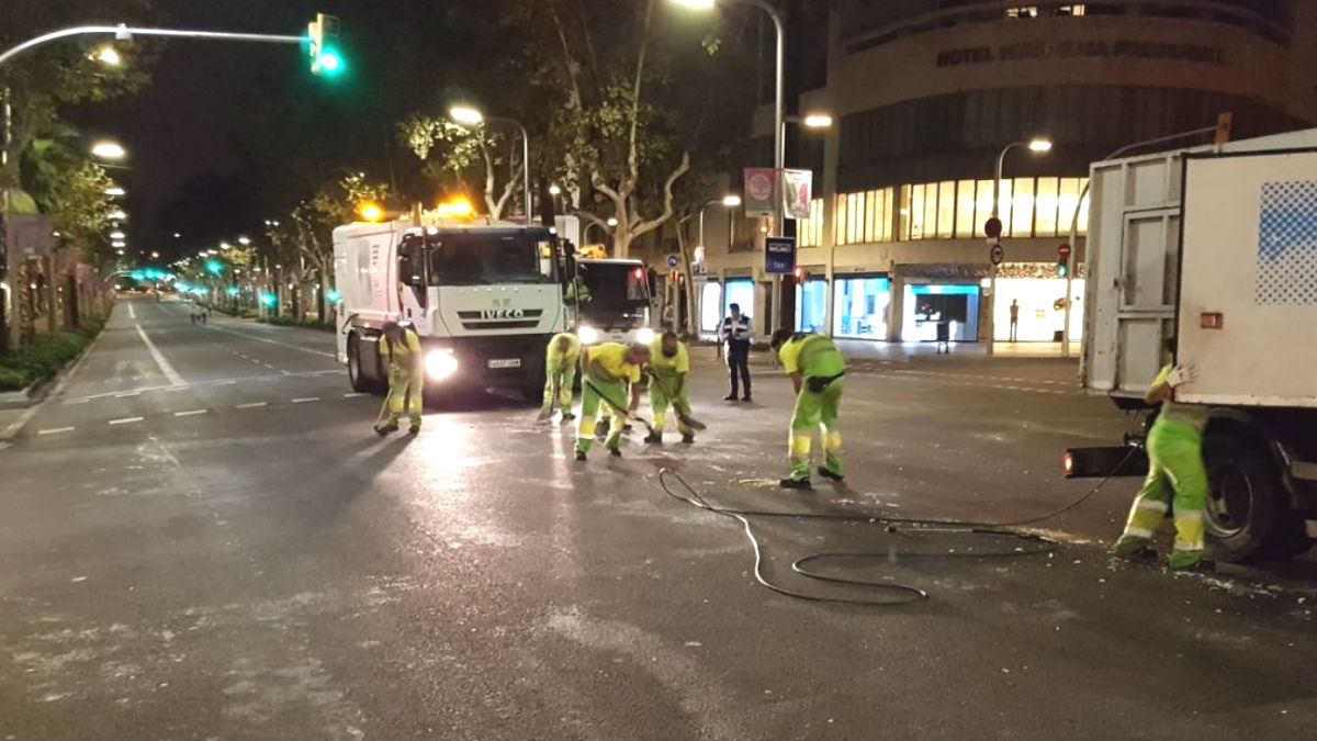 Los servicios de limpieza quitan la cera dejada en la manifestación independentista de anoche (Foto: Alex Riera)