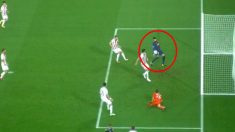 Gerard Piqué fue expulsado por tocar el balón con la mano.