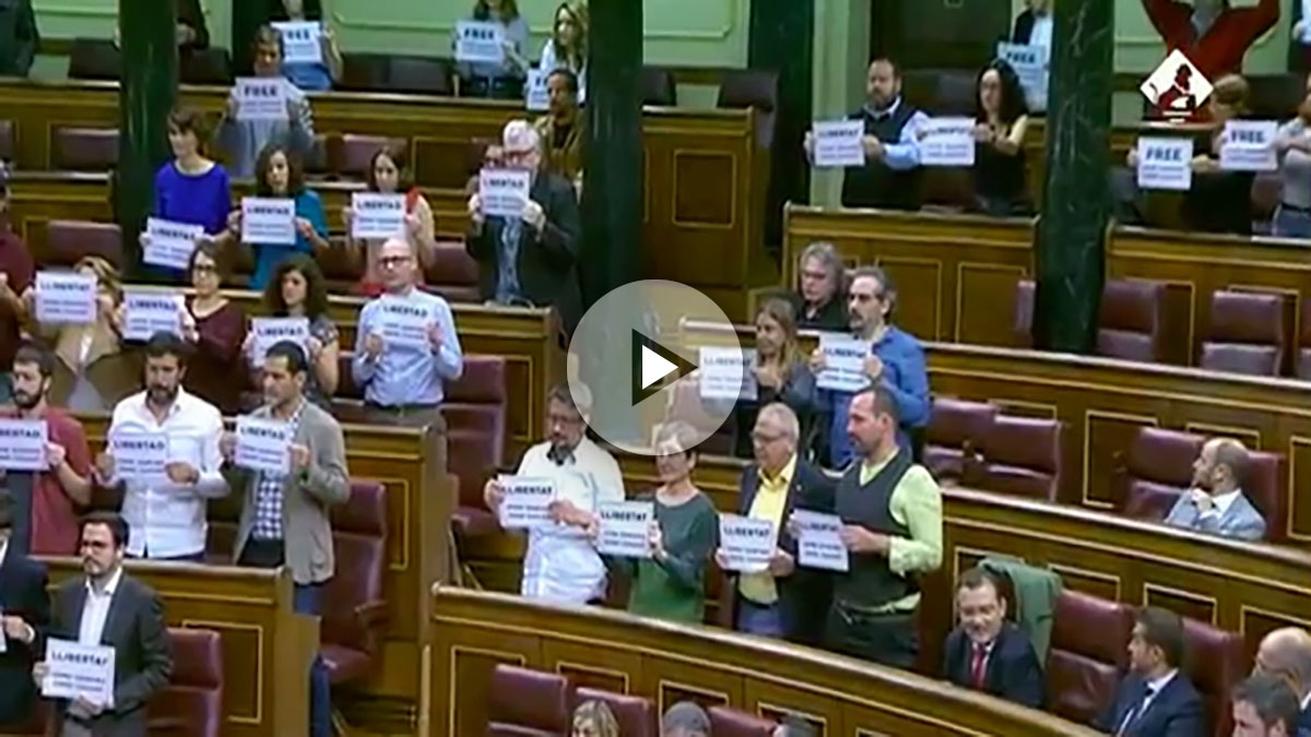 Podemos y PDeCAT sacan pancartas pidiendo la libertad de los sediciosos en mitad del Pleno