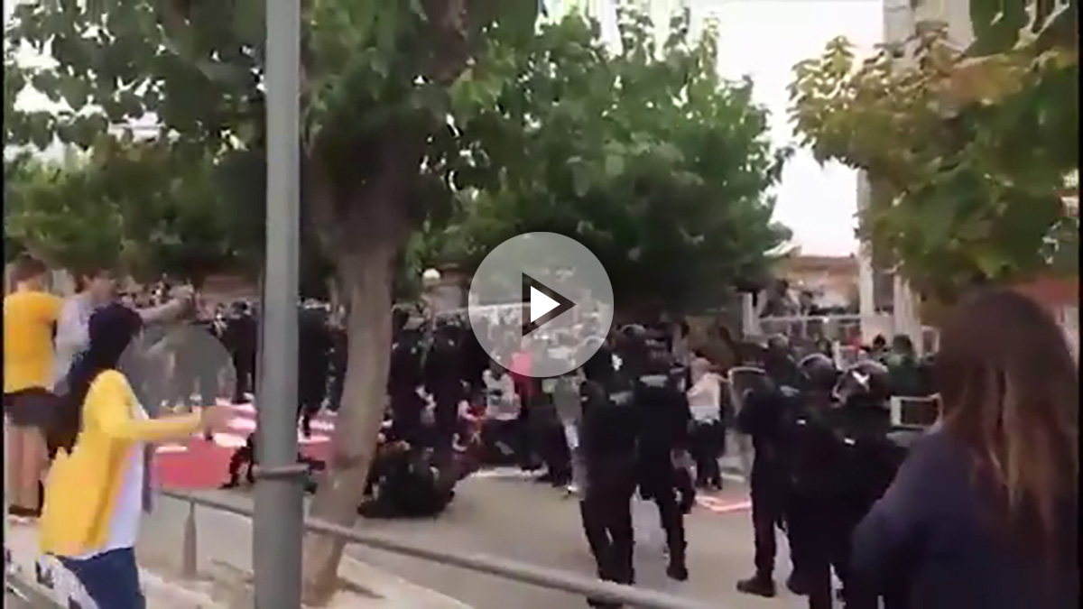 La Guardia Civil detiene al autor de este patadón en la cabeza a un agente durante el 1-O