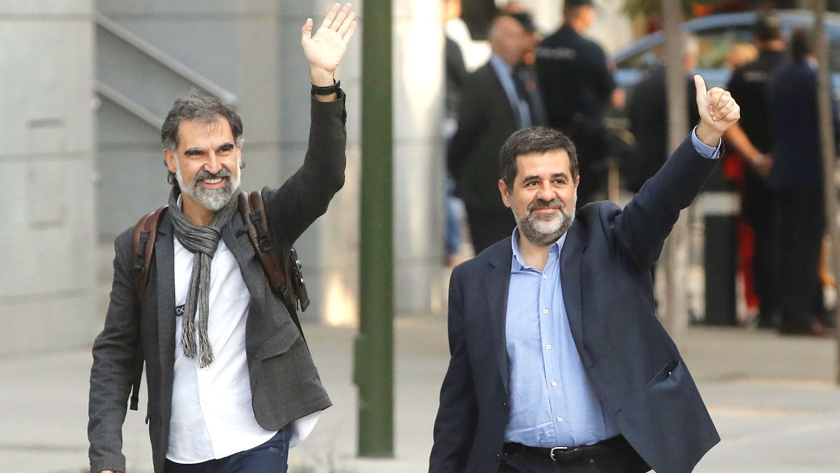 Jordi Cuixart (Òmnium) y Jordi Sànchez (ANC), a las puertas de la Audiencia Nacional antes de entrar en prisión. (Foto: EFE)