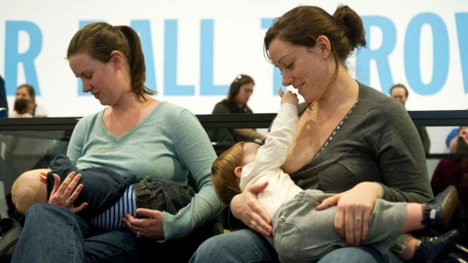 Madres en periodo de lactancia danto el pecho a sus hijos. Foto: GettyImages