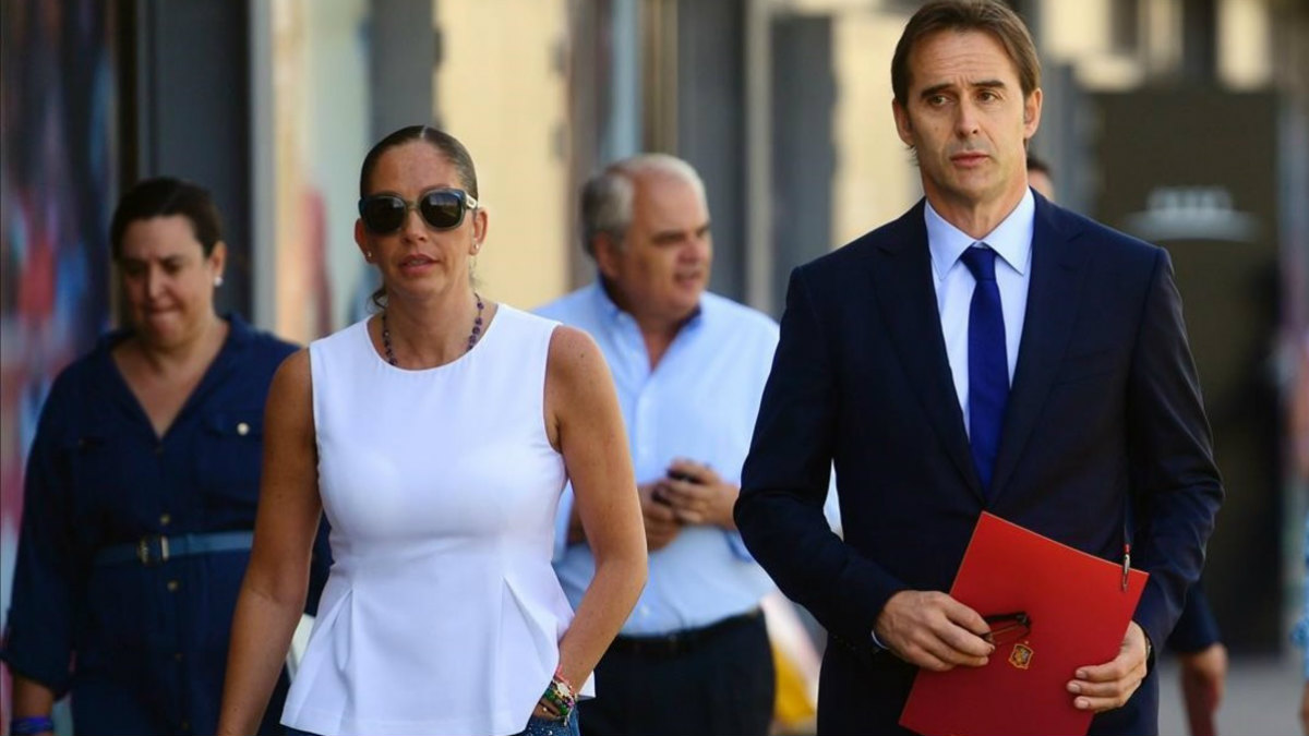 María José Claramunt junto al seleccionador español Julen Lopetegui. (AFP)