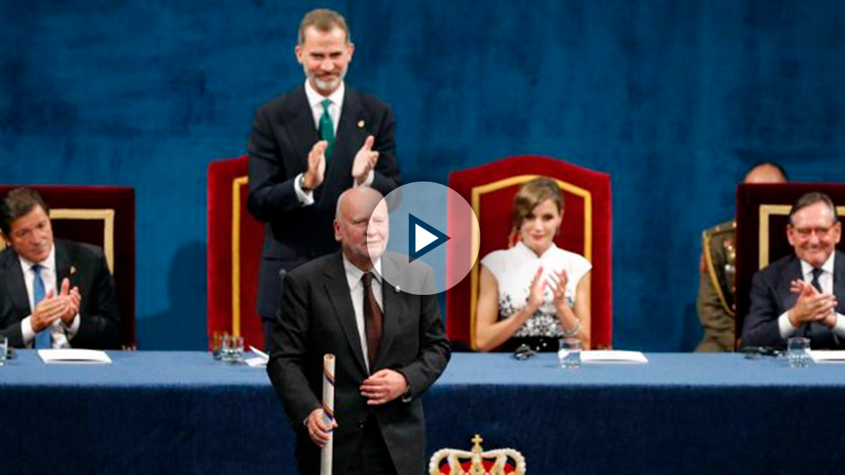 El poeta polaco Adam Zagajewski tras recibir el Premio Princesa de Asturias de las Letras de manos del rey Felipe VI (detrás de pie), durante la ceremonia de entrega de los galardones, hoy en el Teatro Campoamor de Oviedo. Foto: EFE