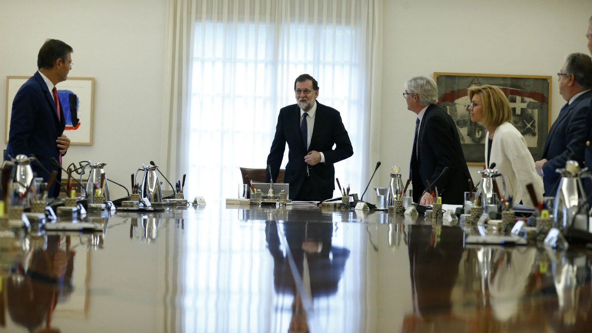 Rajoy y sus ministros, en el Consejo extraordinario para la aplicación del artículo 155. (EFE)