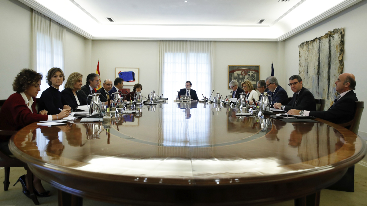 Mariano Rajoy al frente del Consejo de Ministros que avala el artículo 155. (Foto: EFE)