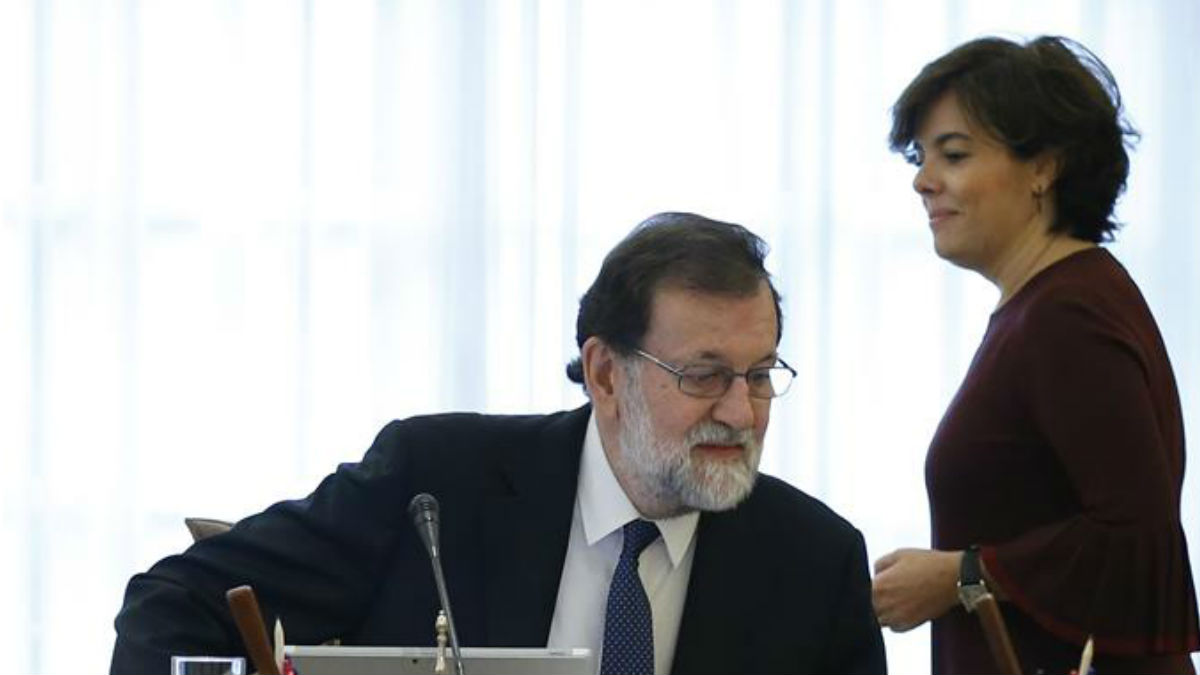 Soraya Sánenz de Santamaría y Mariano Rajoy en un Consejo de Ministros. (Foto: EFE)