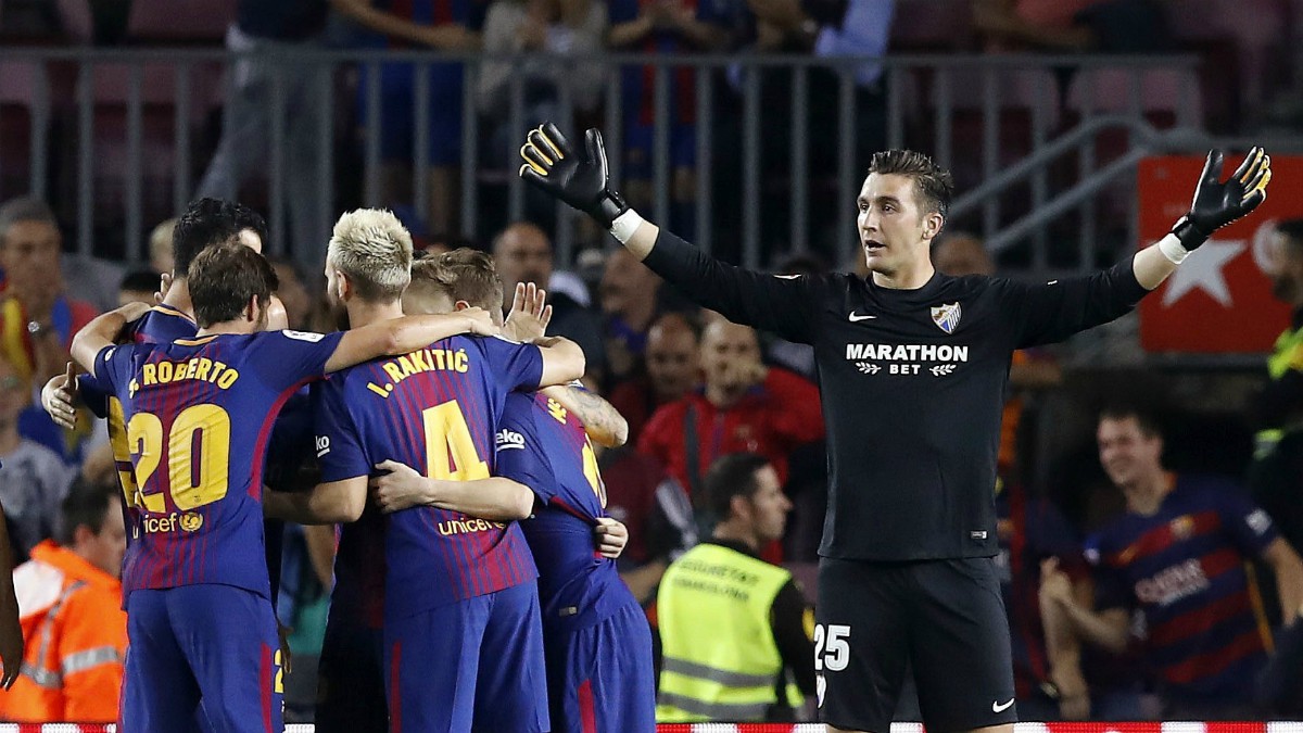 Los jugadores del Barcelona celebran el primer gol mientras Andrés protesta. (EFE)