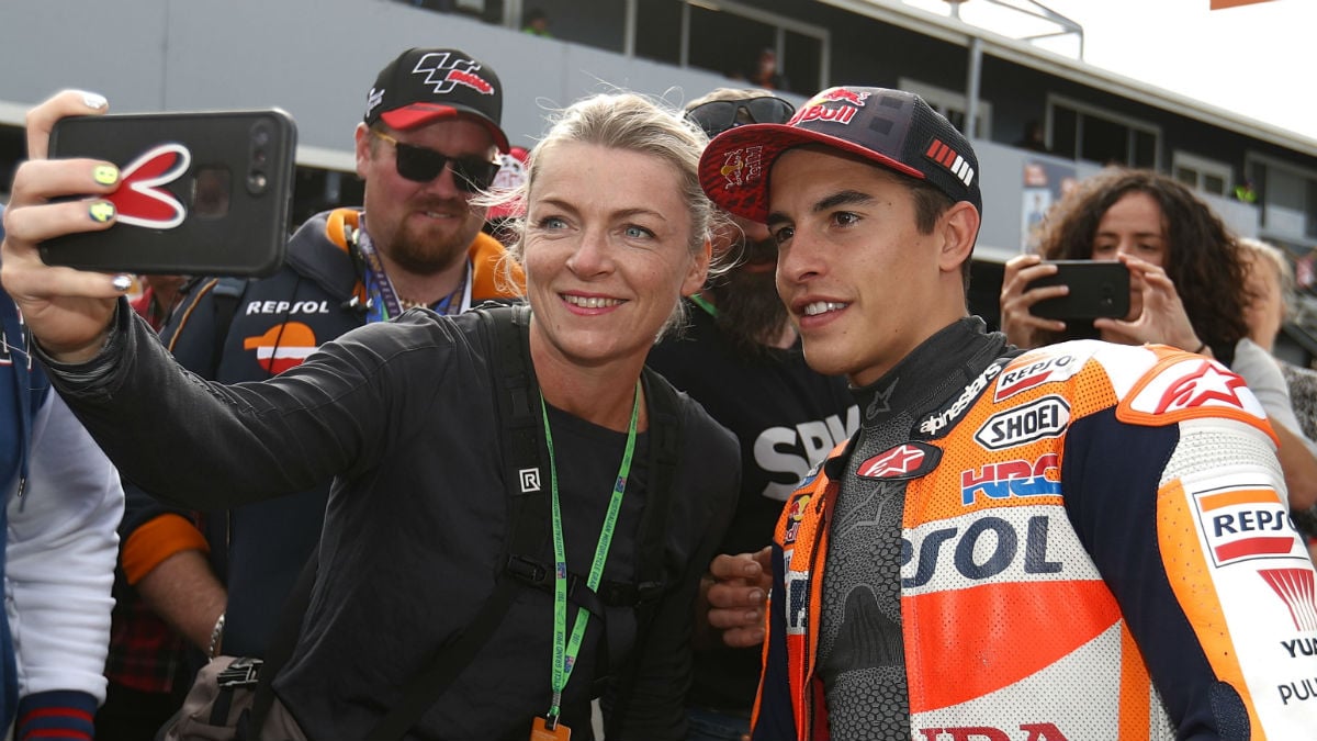 Marc Márquez posa con una aficionada. (Getty)