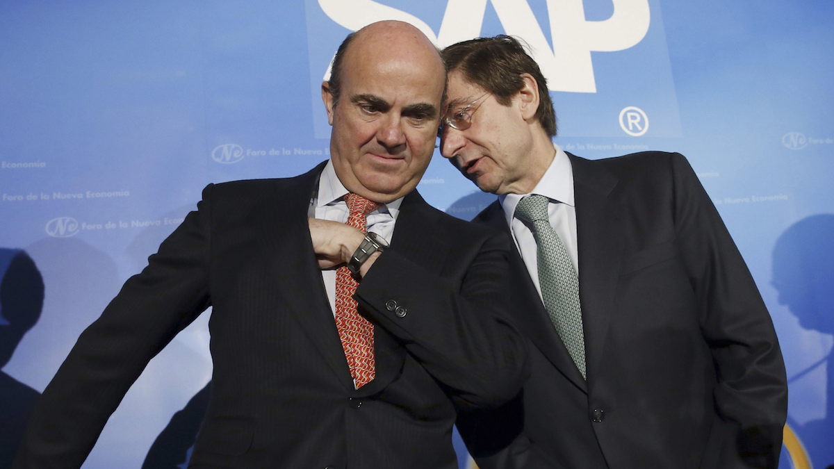 El ministro de EconomÌa, Luis de Guindos y el presidente de Bankia, José Ignacio Goirigolzarri, en el Foro de la Nueva Economía. (Foto: EFE)