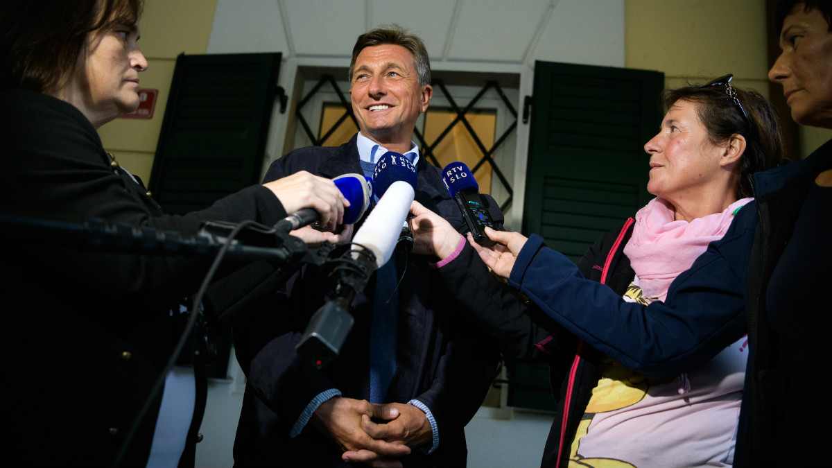Borut Pahor, presidente de Eslovenia, sonríe a la prensa tras depositar su voto. (AFP)