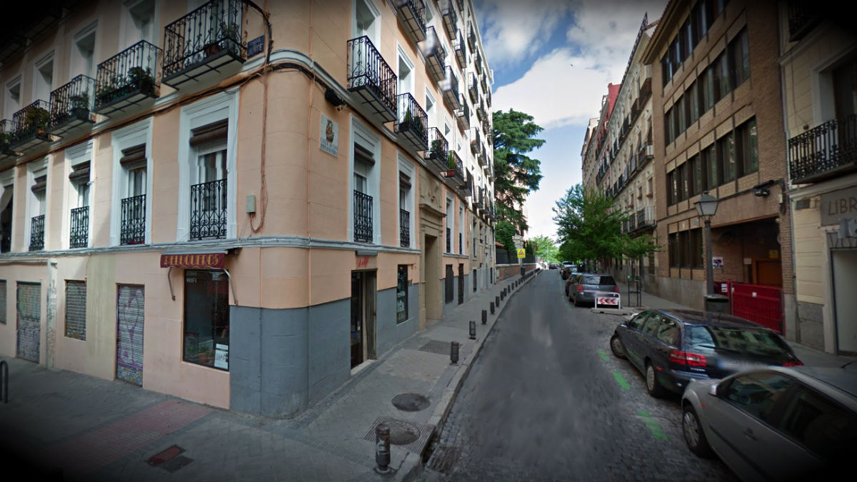 La pequeña calle San Buenaventura, junto a San Francisco el Grande, en Madrid.