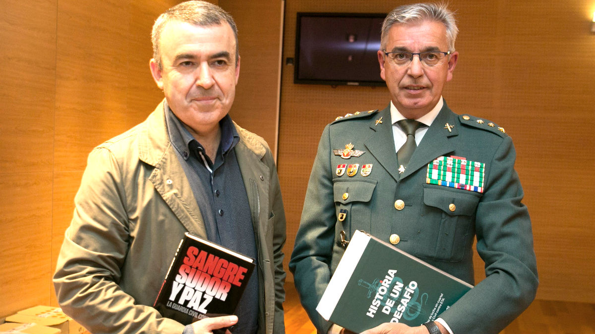 El coronel Sánchez Corbí con el escritor Lorenzo Silva (Foto: Efe).