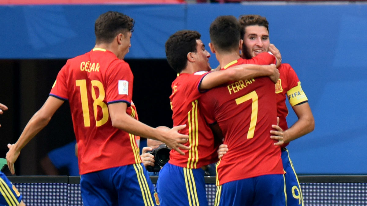Los jugadores de España celebran un gol ante Irán. (Getty)