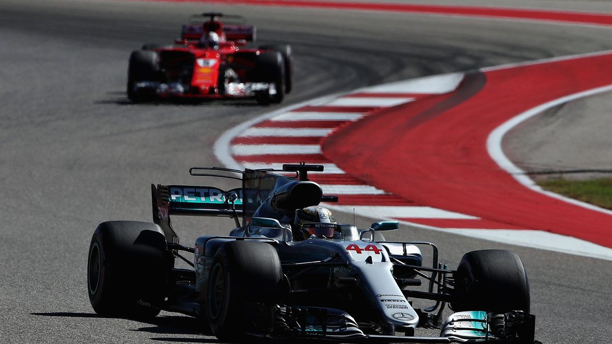 Lewis Hamilton por delante de Sebastian Vettel (Getty)