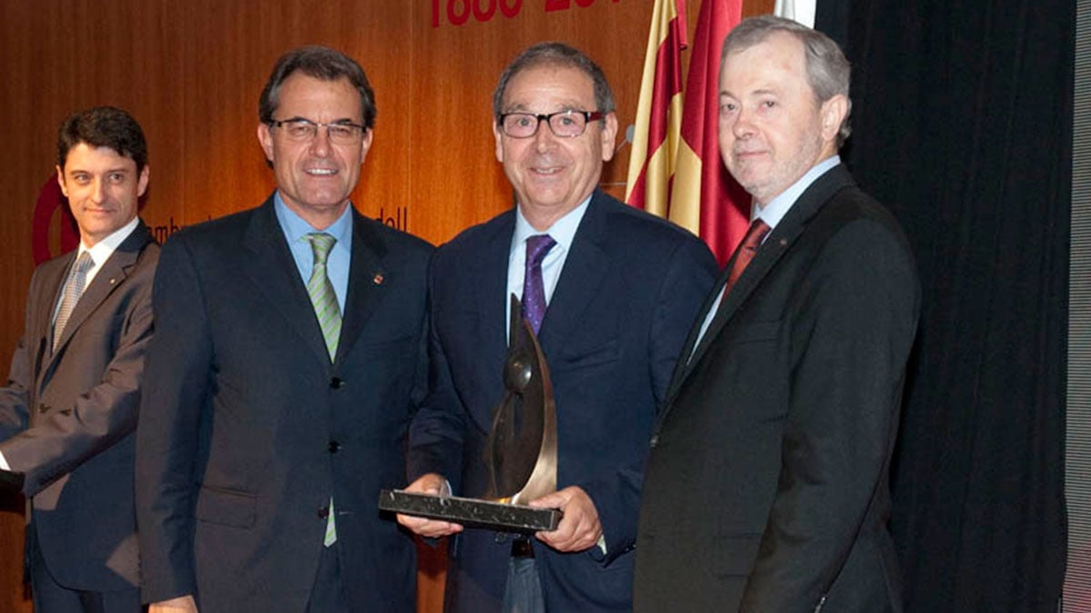 Joan Planes recibe un premio junto a Artur Mas. (Foto: Fluidra)