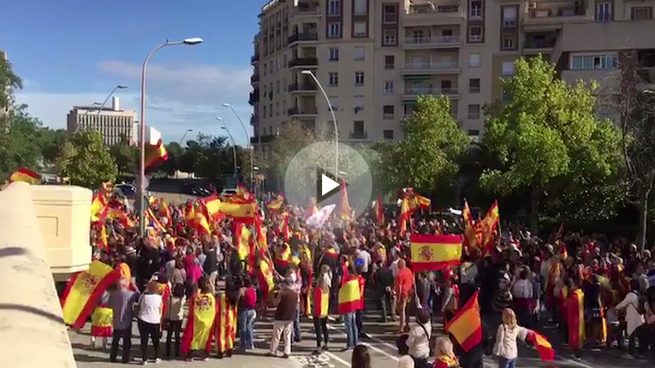 Los barceloneses se concentran frente al Cuartel del Ejército para mostrarles su apoyo