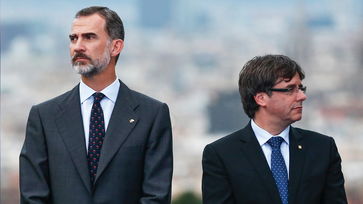 Felipe VI y Carles Puigdemont. (Foto: AFP)
