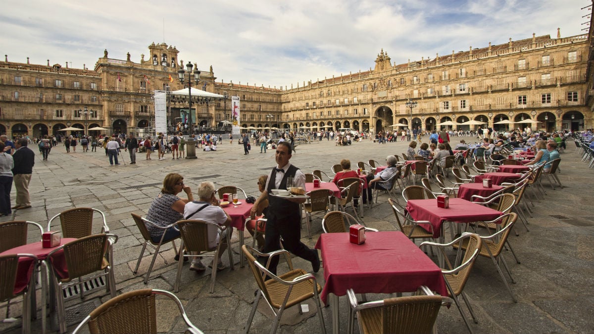 Un camarero sirve mesas en la Plaza Mayor de Salamanca (Foto:iStock)