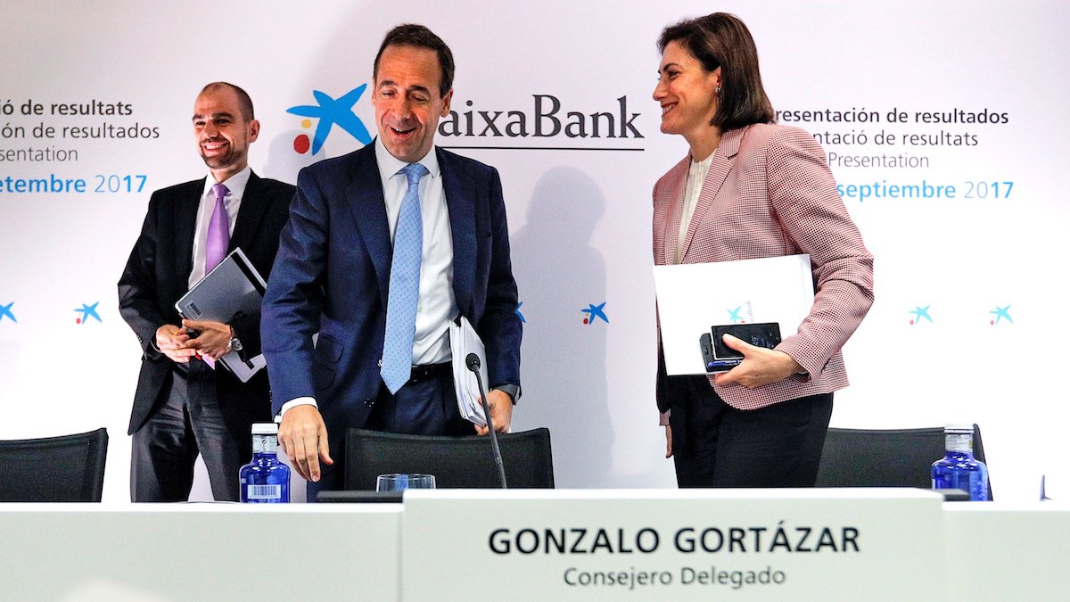 El consejero delegado de CaixaBank, Gonzalo Gortázar (centro), tras finalizar la presentación de los resultados de los nueve primeros meses de 2017 . (Foto: EFE)