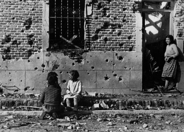 La fotografía realizada por Robert Capa durante la Guerra Civil en Peironcely 10, Madrid. 