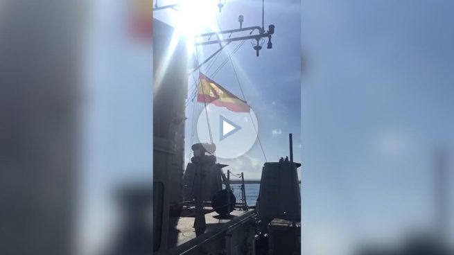 Los barcos de la Armada entran al son del 'Banderita' en Barcelona