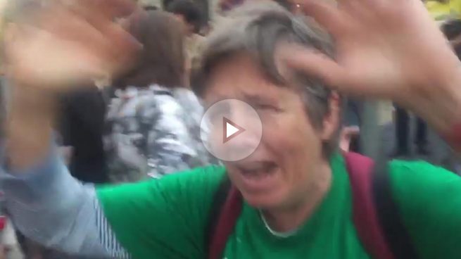 Independentistas impiden trabajar a OKDIARIO y tachan a sus redactores de ‘falangistas» en Barcelona