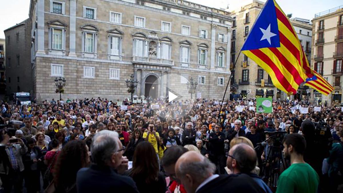 Centenares de personas en la plaza Sant Jaume de Barcelona. Foto: EFE