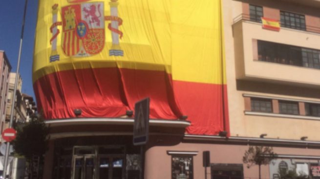 La bandera de España adornando la fachada del Teatro Barceló, antes conocida como la discoteca Pachá. Foto: Twitter