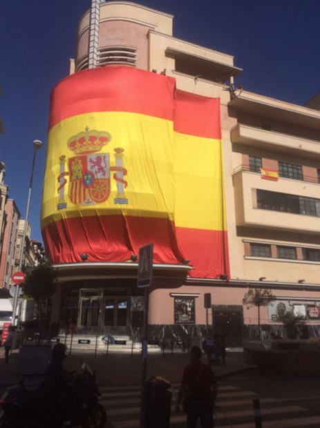 La bandera de España adornando la fachada del Teatro Barceló, antes conocida como la discoteca Pachá. Foto: Twitter