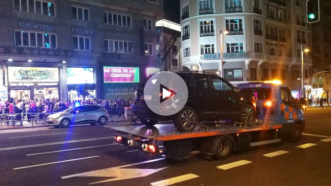 Cortan la Gran Vía de Madrid por una amenaza de bomba en un coche cuyos ocupantes han huido