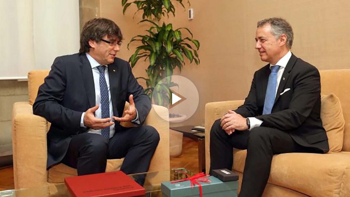 El presidente catalán, Carles Puigdemont, y el lehendakari, Iñigo Urkullu (d), durante la reunión que han mantenido en el Palau de la Generalitat, para analizar la actual situación política, en su segundo encuentro desde la toma de posesión del mandatario vasco, el pasado mes de noviembre. EFE/Toni Albir