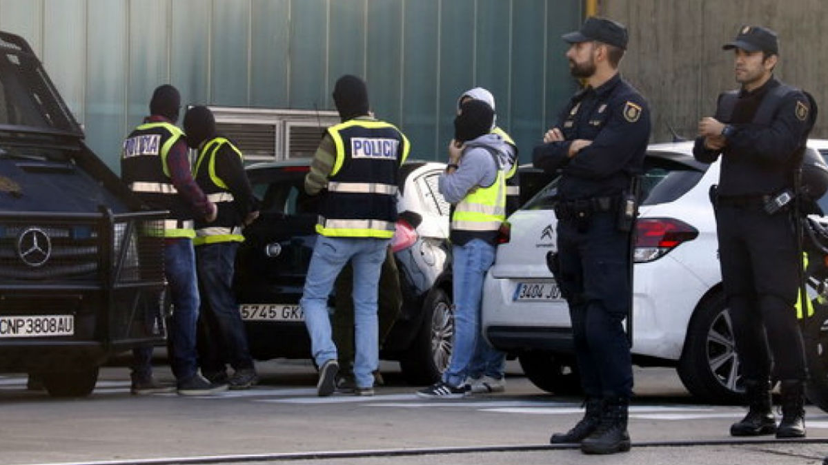 Policía en la incineradora de San Adrián (Barcelona)