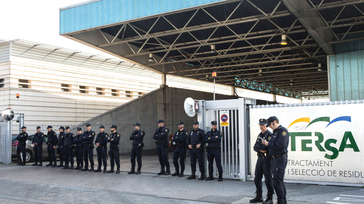 Mas de una veintena de efectivos de la Policía Nacional están tratando de impedir que los Mossos d’Esquadra quemen documentos en una incineradora de Sant Adrià de Besòs (Barcelona). (Foto: Efe)