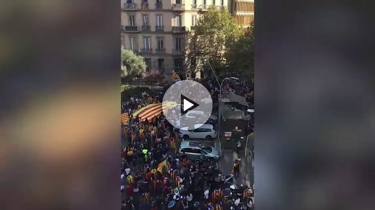 La manifestación de estudiantes, llegando a la plaza de Sant Jaume.