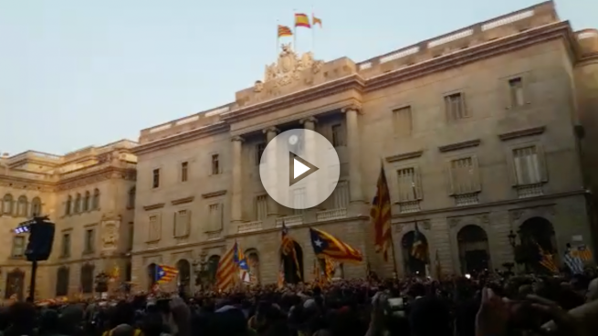 Los independentistas se agolpan delante del Palau con gritos de «fora, fora la bandera espanyola»
