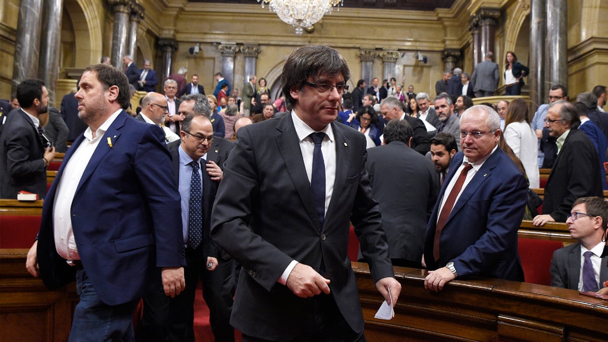 Puigdemont y Junqueras en el Parlament de Cataluña. (Foto: AFP)
