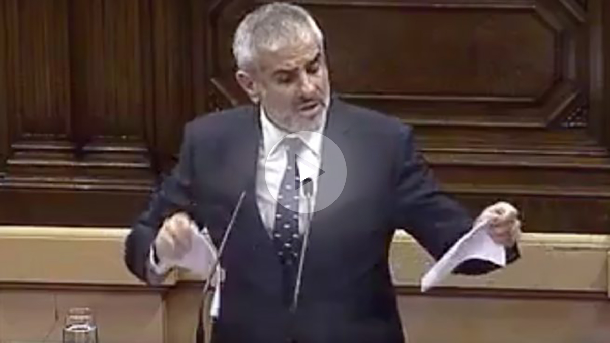 Carlos Carrizosa (C’s) rompiendo la propuesta de resolución que se pretende aprobar en el Parlament