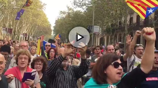 Los independentistas celebran en las inmediaciones del Parlament el golpe de Estado en Cataluña