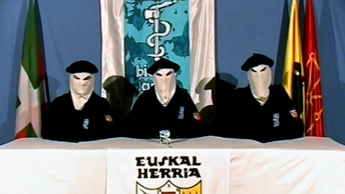 Tres miembros de ETA en uno de sus comunicados en vídeo.
