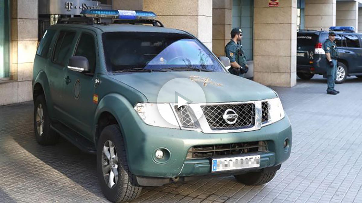 Agentes de la Guardia Civil en Cataluña. (Foto: EFE)