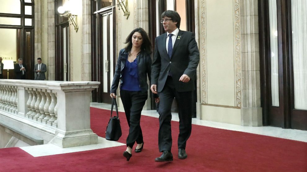 Carles Puigdemont junto a su mujer, Marcela Topor, en el Parlament.