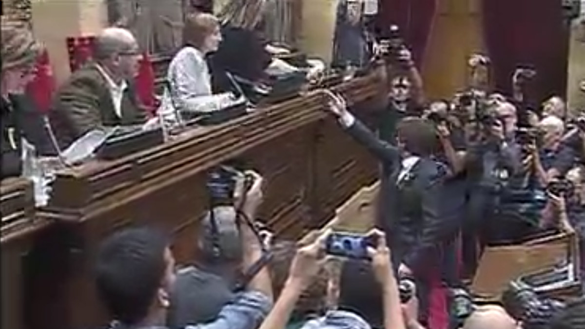 Carles Puigdemont vota por la independencia en el Parlament de Cataluña.