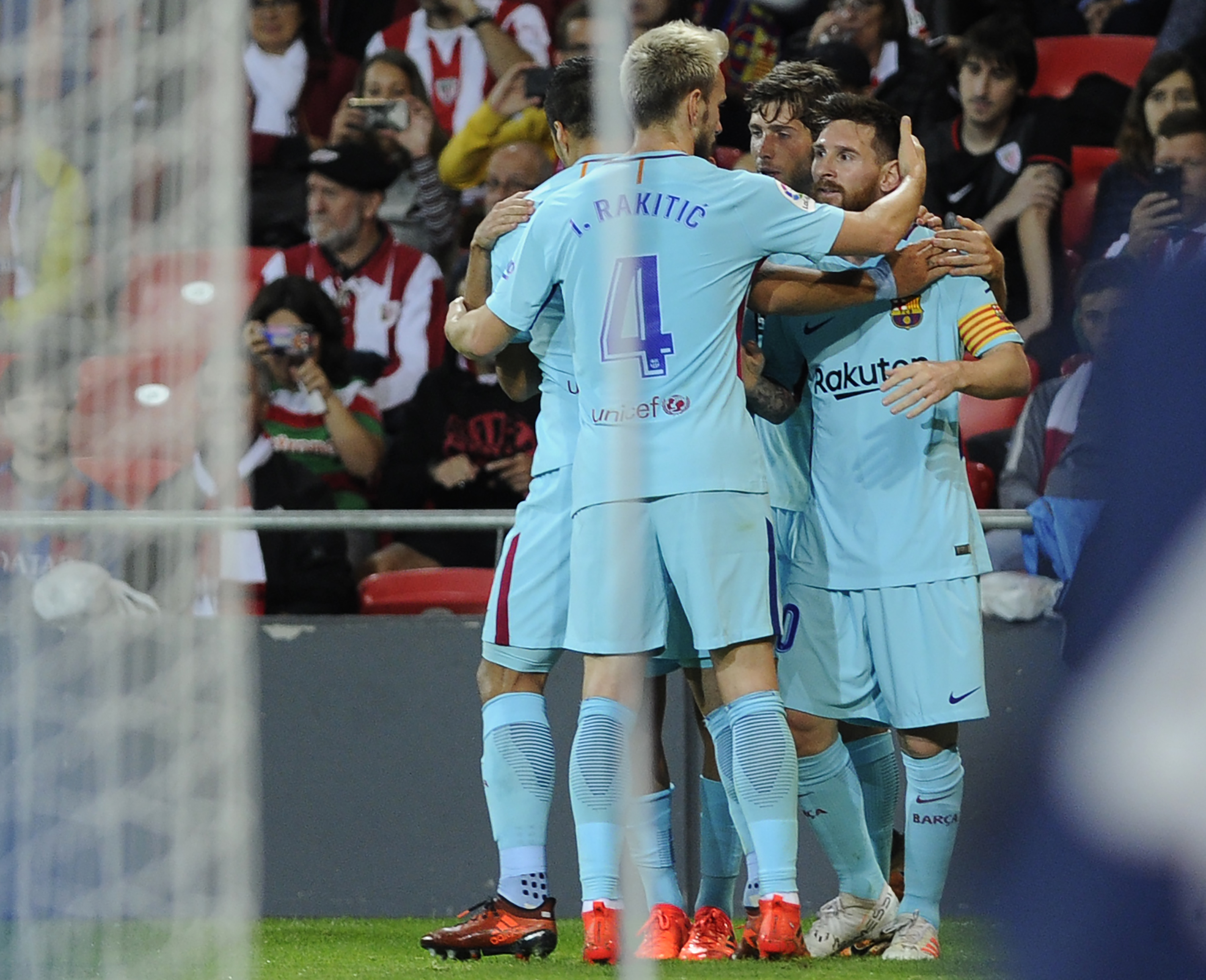 Los jugadores del Barcelona abrazan a Messi en el gol del Barcelona. (AFP)