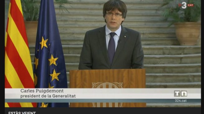 Puigdemont habla desde un atril de la Generalitat y TV3 le rotula como president