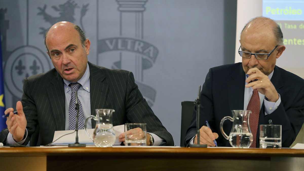 Los ministros de Economía, Luis de Guindos (i), y Hacienda, Cristóbal Montoro. (Foto: EFE)